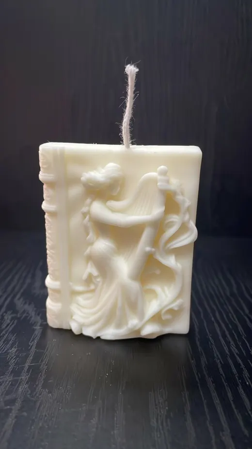 VELA LIBRO MUJER CON ARPA